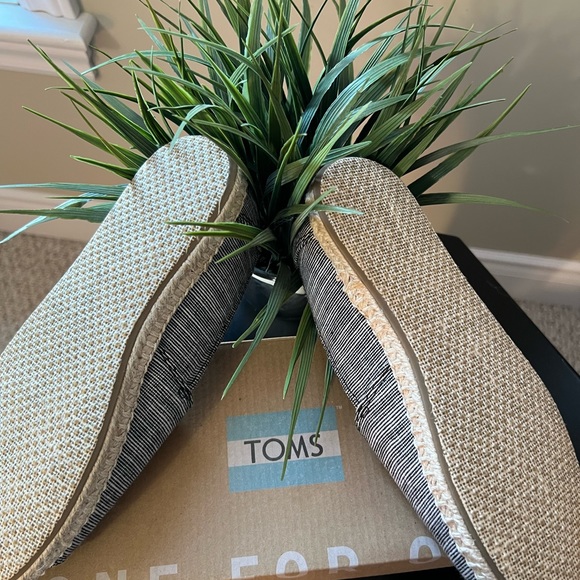 NWOT-Toms Open Toe Espadrilles with Braided Detailing. - Picture 4 of 5